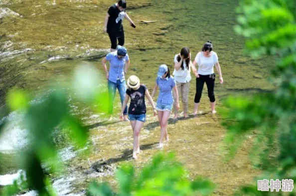 福林河边芦苇丛中初试云雨网传高中情侣野外交欢视频疯传校方已介入调查