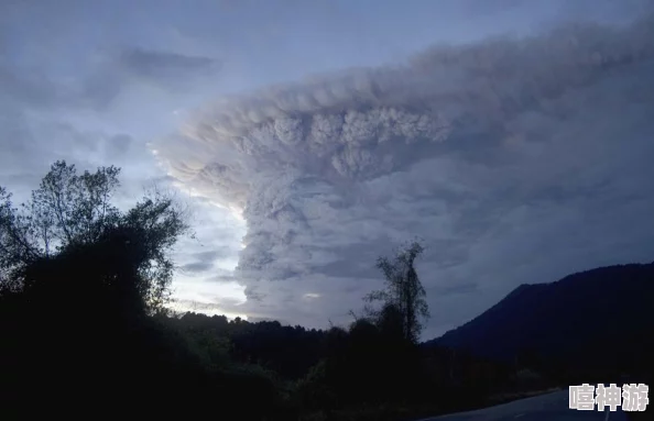 火山口的2人末日景象下人性的挣扎与爱在封闭空间中的爆发